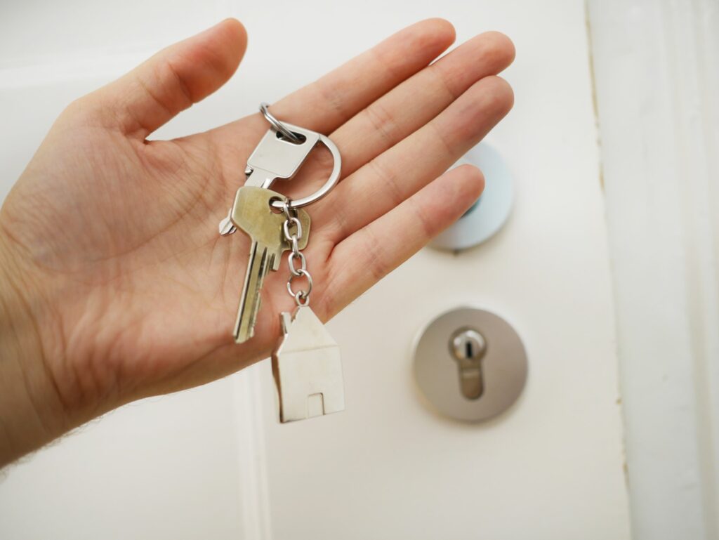 mobile locksmith Atlanta - hand with keys