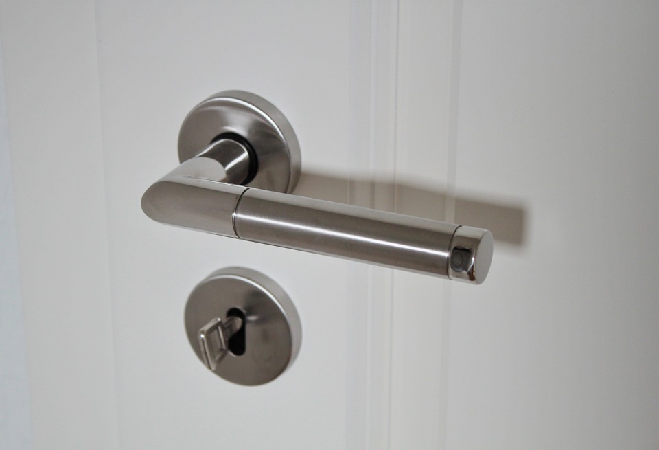 when to call a locksmith - door handle